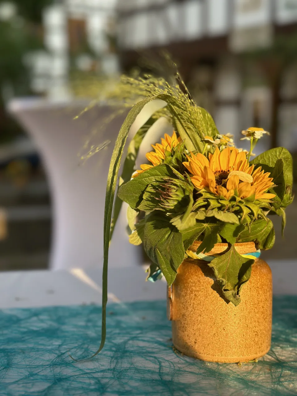 Sommerliche Tischdekoration mit Sonnenblumen bei der Hochzeit in Großkochberg