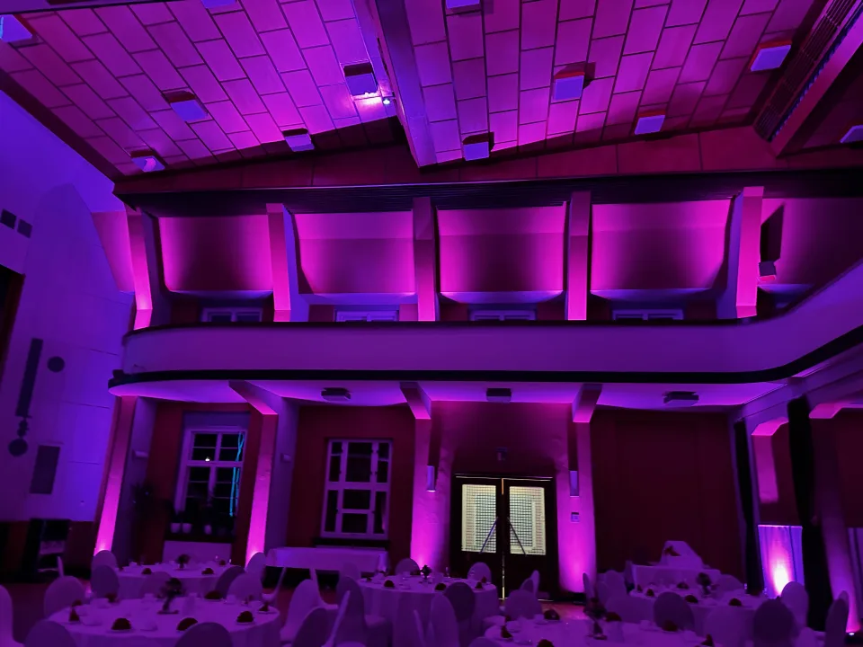 Illuminierte Bauhaus-Empore im roten Saal des Haus des Volkes Probstzella in violettem Licht