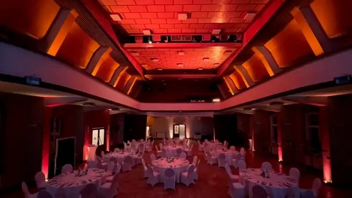 Abendliches Lichtkonzept im Haus des Volkes Probstzella