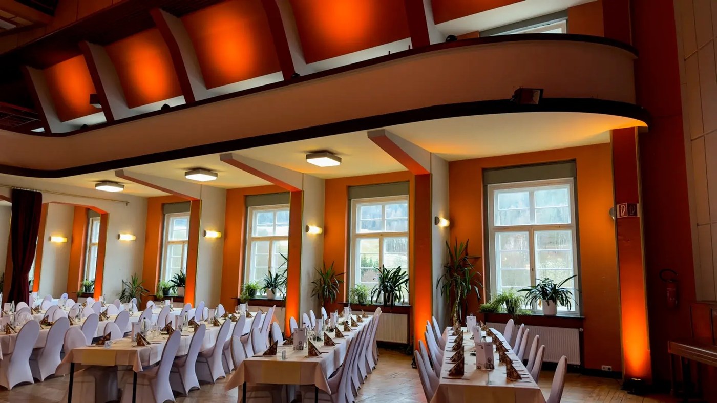 Festlich eingedeckter Saal im Haus des Volkes Probstzella mit Ambientebeleuchtung