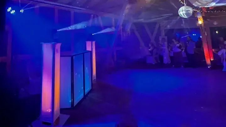 DJ-Setup und Tanzfläche im Landkulturhof Glücksbringer Kirchremda