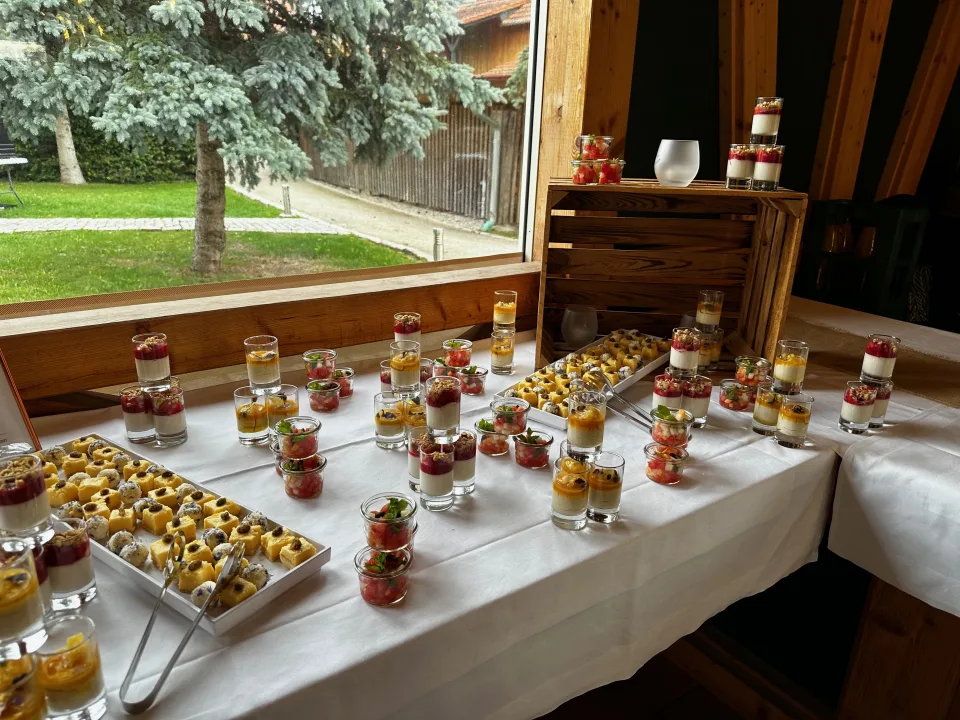 Liebevoll angerichtetes Dessertbuffet beim Hochzeits-Catering im Landkulturhof Glücksbringer