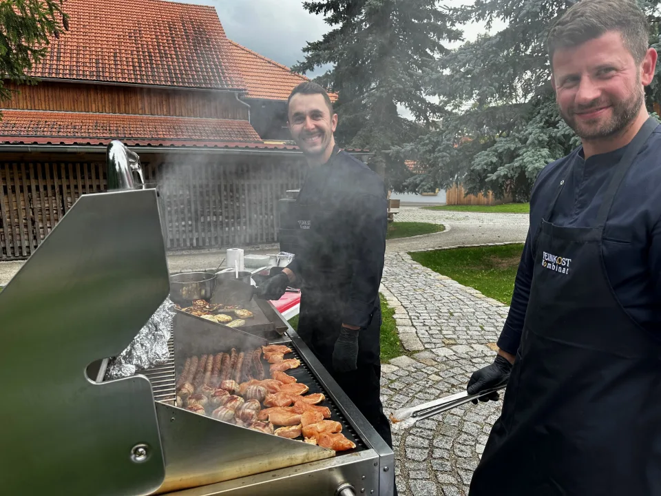 Team des Feinkostkombinat grillt beim Hochzeits-Catering im Außenbereich des Landkulturhofs Glücksbringer