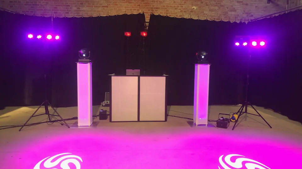 DJ-Setup mit Ambientelicht und Rosen-Gobos in der Alten Remise Weimar-Tiefurt